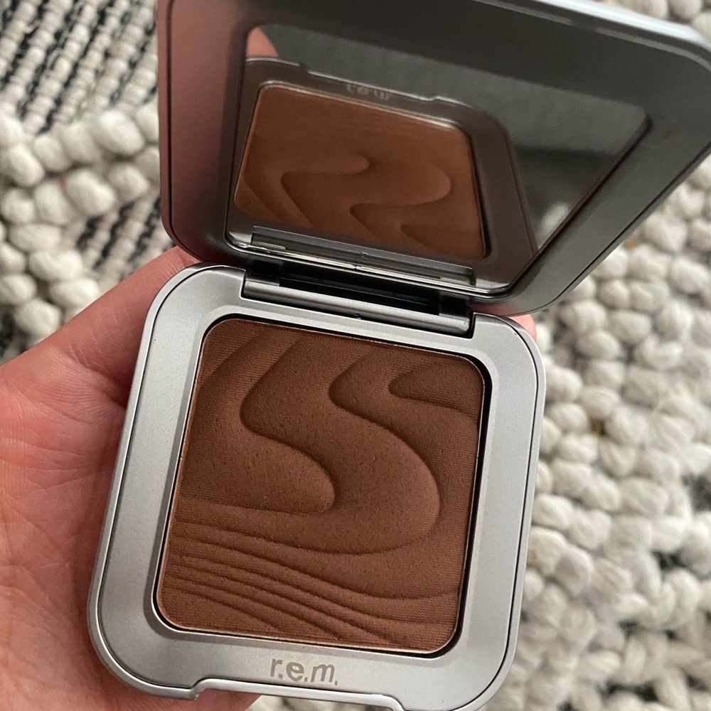 R.E.M Bronzer shade ‘Cocoa-nut”